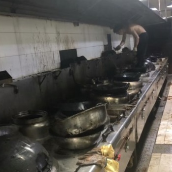 專業(yè)大型酒店學(xué)校單位廚房設(shè)備排油煙機清洗安裝維修公司