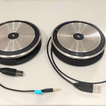 SP 30/30+可選擇藍(lán)牙®或USB-C連接，提供自由靈活的連接選項(xiàng)。 兩個(gè)噪聲和回聲消